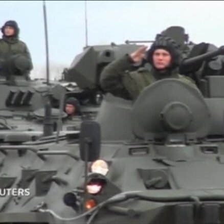Video: Kara tehnika izmēģina parādes braucienu Rostovas apgabalā