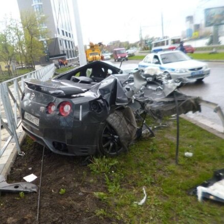 Krievijas izlases futbolists izdzīvo pēc smagas avārijas ar 'GT-R'