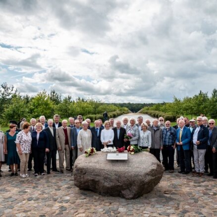 Foto: Likteņdārzā atklāta piemiņas vieta Latvijas dibinātājiem un atjaunotājiem