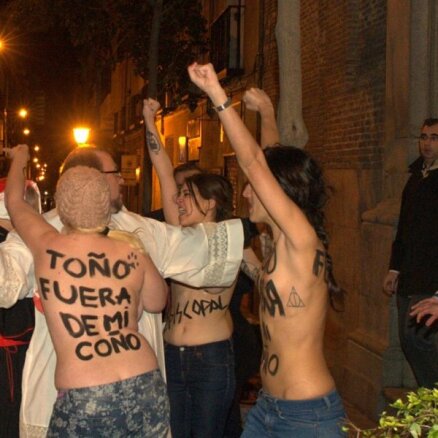 В Испании активистки FEMEN забросали кардинала трусами