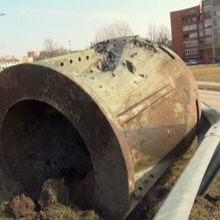 Video: Rēzeknē no braucošas 'fūres' izveļas milzīgas metāla veidnes un rēgojas lielgabali