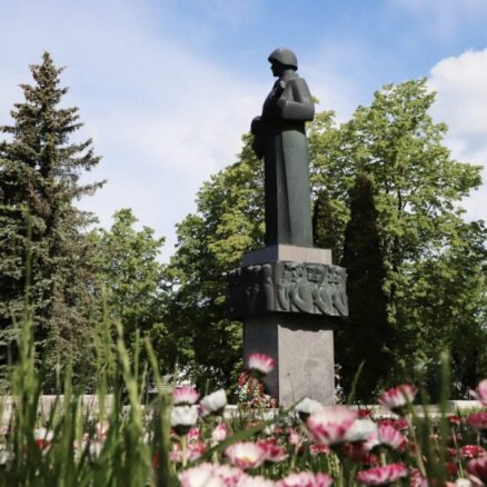 В Алуксненском крае пропал памятник партизанам советской армии: его должны были снести - DELFI