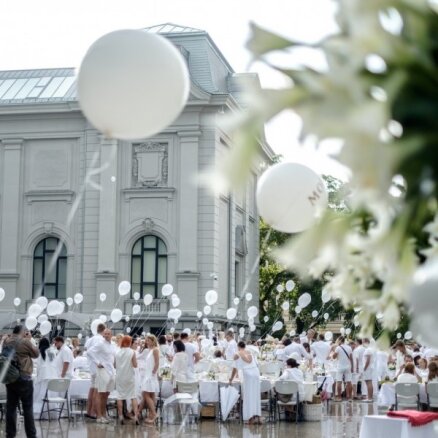 Spītējot lietum, simtiem baltā tērptu gardēžu pikniko pie Mākslas muzeja