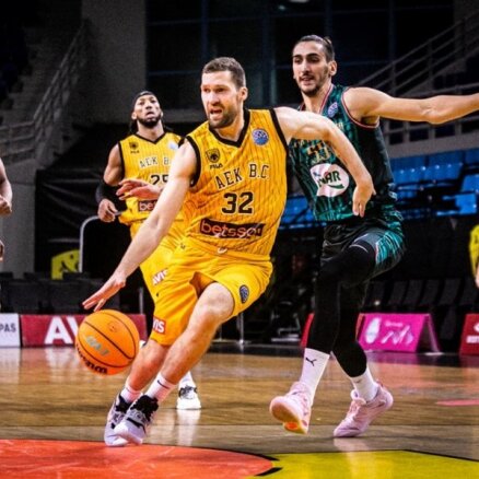 Strēlniekam būs jāizlaiž Pasaules kauss basketbolā, ziņo grieķu mediji