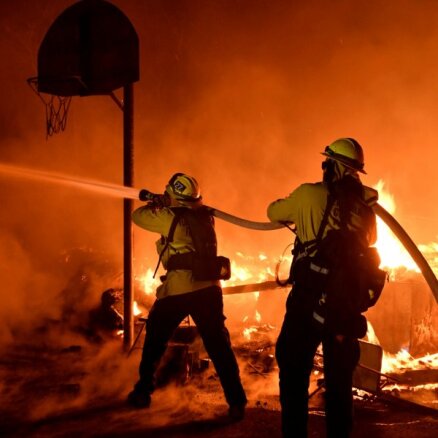 Apokaliptiski skati: Kalifornijā plosās milzīgi ugunsgrēki
