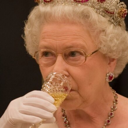 Karaliene Elizabete II spiesta atteikties no ikvakara iedzeršanas