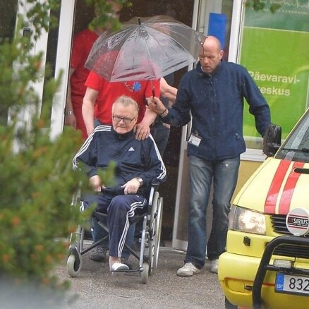 Foto: Tallinas mērs Savisārs pēc kājas amputācijas pametis slimnīcu