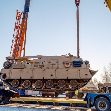 Līdz ar 'Abrams' tankiem ASV Ukrainai piegādās arī M88 mašīnas