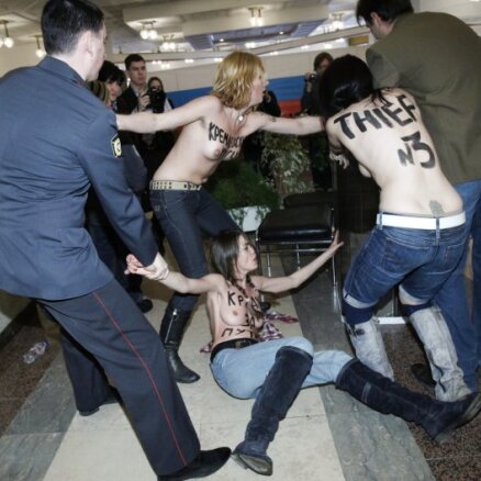 Активистку FEMEN выслали из России