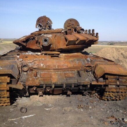Foto: Izdeguši tanku vraki – pierādījums Krievijas meliem par karu Ukrainā
