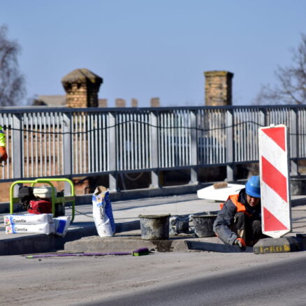 Газета: Якринс получает выгоду от ремонта Деглавского и Брасского мостов