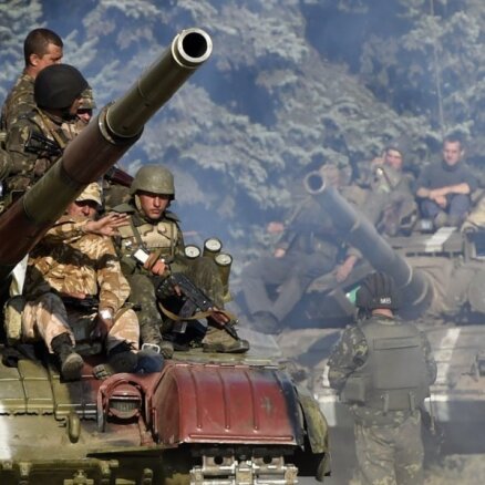 Киев стягивает бронетехнику к границе с Россией