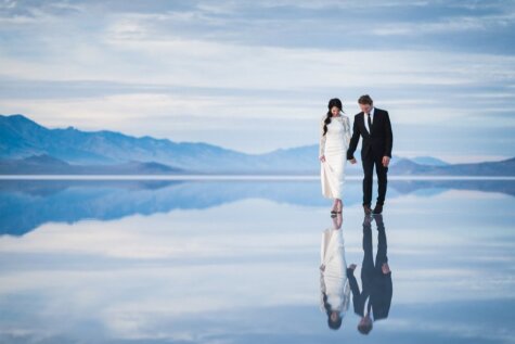 Fantastiskas kāzu bildes: jaunlaulātie staigā pa ūdens virsmu