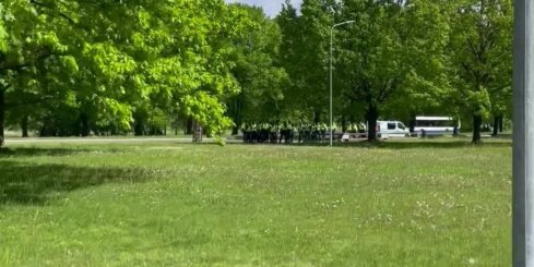 Uzvaras parkā pulcējas plaši policijas spēki