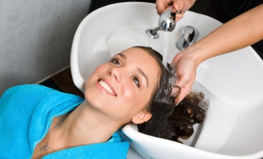 Pareiza matu mazgāšanas tehnika: iesaka dermatoloģe