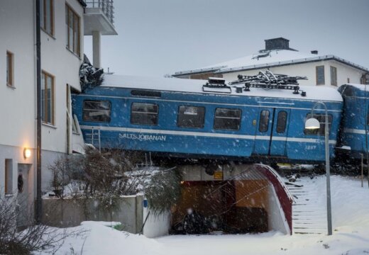 http://g4.delphi.lv/images/pix/520x360/735d5248/sweden-accident-train-42973258.jpg