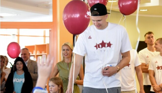 Foto: Latvijas basketbola izlase iepriecina mazos pacientus Bērnu slimnīcā