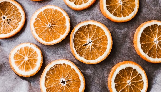 Soli pa solim: kā izžāvēt apelsīnu šķēlītes skaistiem dekoriem