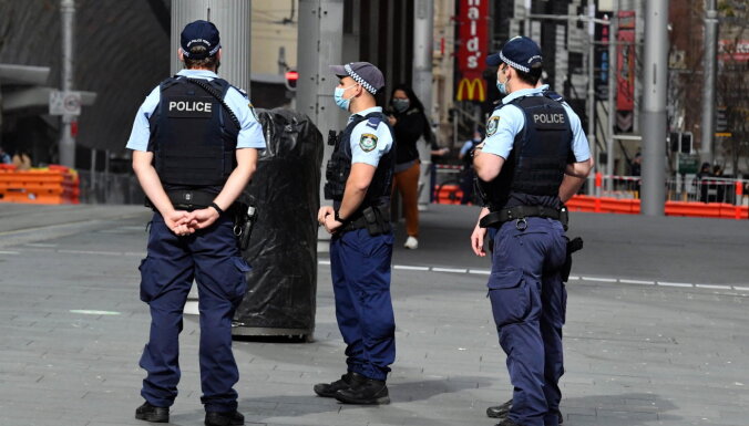 Jaunzēlandes lielveikalā vīrietis sarīkojis uzbrukumu ar nazi; policija uzbrucēju nošāvusi