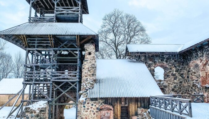 ФОТО. Зимние развалины Лимбажского замка, который считался весенней резиденцией рижского архиепископа