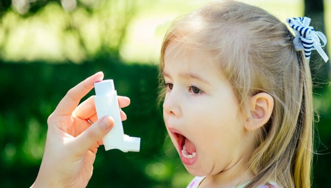 Inhalators rada atkarību un slimība rodas galvā: alergoloģe kliedē izplatītākos mītus par astmu