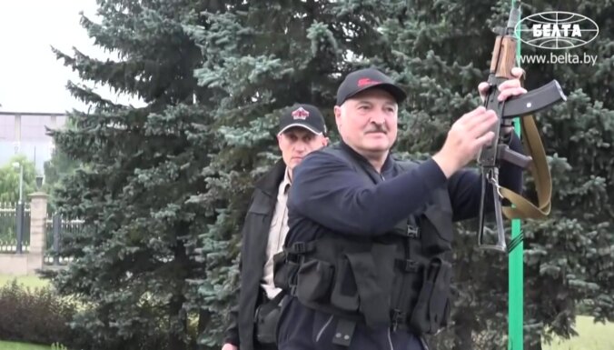 Foto: Lukašenko ar saīsināto kalašņikovu staigā pa Minsku