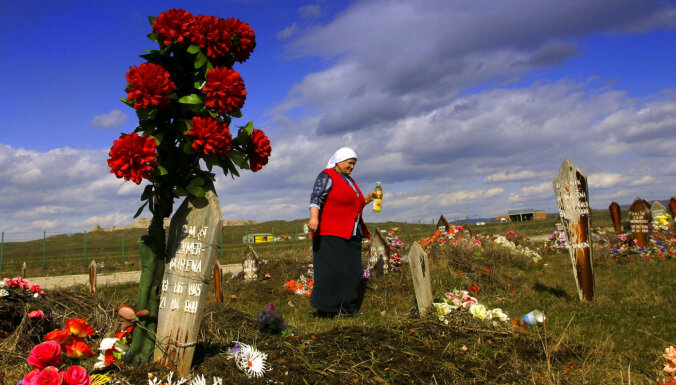Serbijā uziets jauns 11 Kosovas albāņu masu kaps, apstiprina Vučičs