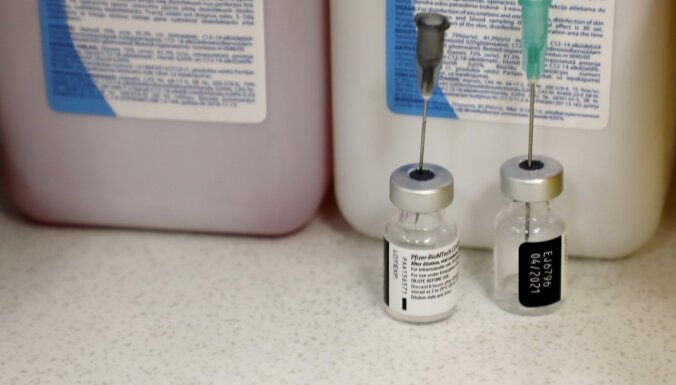 Обладатели вида на жительство в Латвии смогут получить вакцину от Covid-19 за счет государства