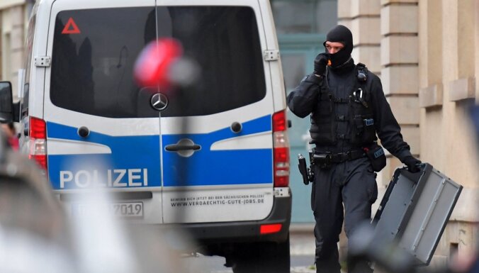 Vācijas policija pēc nāves draudiem veic operāciju pret Covid-19 vakcinācijas pretiniekiem