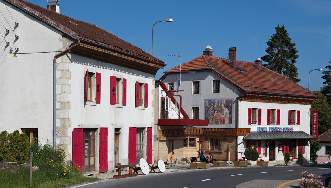 ФОТО. Голова в Швейцарии, ноги во Франции: необычный отель, в котором можно спать сразу в двух странах