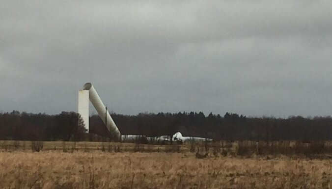 ФОТО: В Эстонии ветряк высотой 60 метров сломался пополам