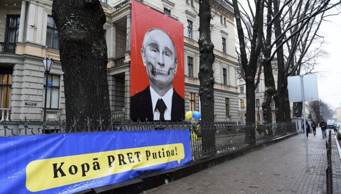 Посольство России направило в МИД Латвии ноту протеста из-за плаката с изображением Путина