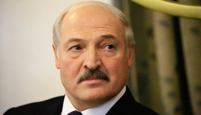 Лукашенко заявил, что изоляция в "тухлых квартирах, в атмосфере вирусов" убивает людей