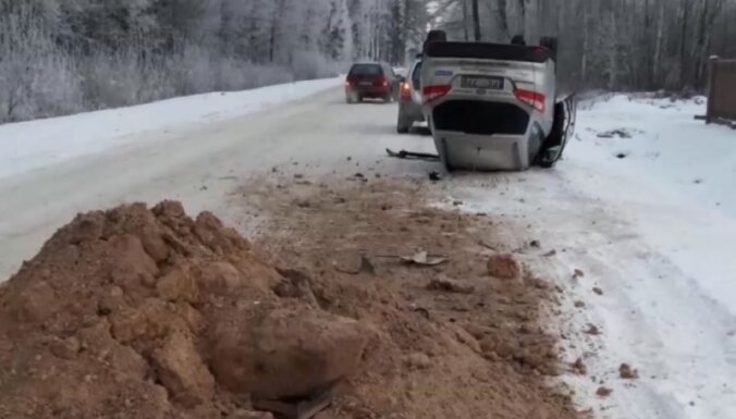 ВИДЕО: машина перелетела через кучу песка, оставленную строителями посреди дороги