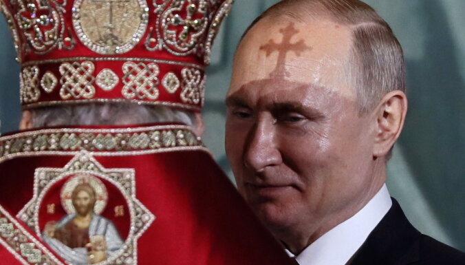 "Медуза": Кремль "рекомендует" СМИ сравнивать войну с крещением Руси, а Путина — с Александром Невским