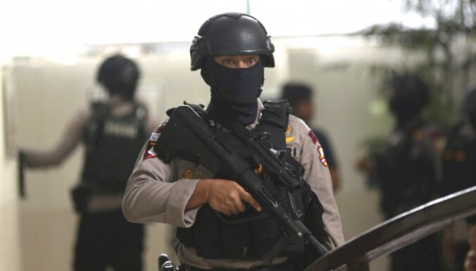 Indonēzijā divi teroristi sarīkojuši sprādzienu pie katoļu baznīcas; 20 ievainotie