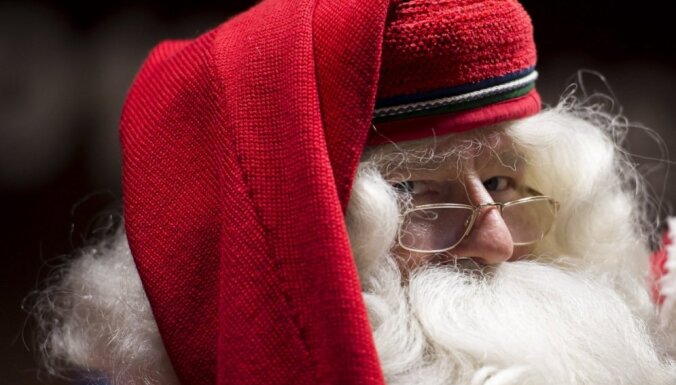 ВИДЕО: Деда Мороза в Казани оштрафовали за поездку в санях, прицепленных к "Мерседесу"