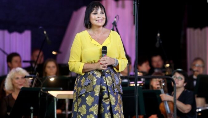 Foto: Ar vijolnieces Lidijas Baihas koncertu atklāts festivāls 'Summertime - aicina Inese Galante'