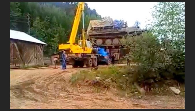 Kas notiek, ja tanku mēģina celt ar ceļamkrānu?