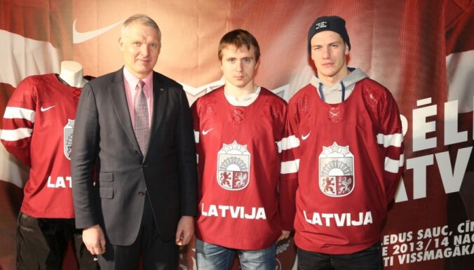 Foto: Hokejisti demonstrē Latvijas izlases formas Soču Olimpiādei