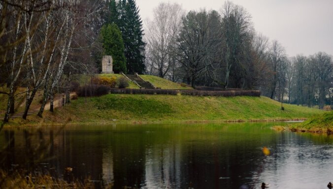 Neparasti galamērķi Valmieras pusē: Karātavu un Kokmuižas barona kapu kalns