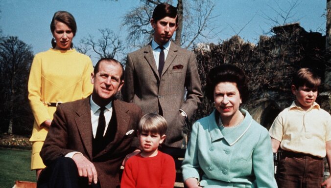 ФОТО: Кони, корги и большая семья. Жизнь королевы Елизаветы II в фотографиях