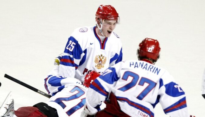 Kanādas un Krievijas U-20 izlašu hokejisti iekļūst PČ pusfinālā