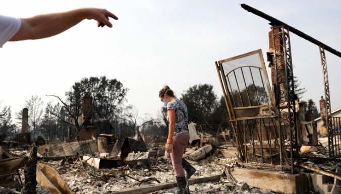 Savvaļas ugunsgrēkos Kalifornijā dzīvību zaudējuši jau 17 cilvēki
