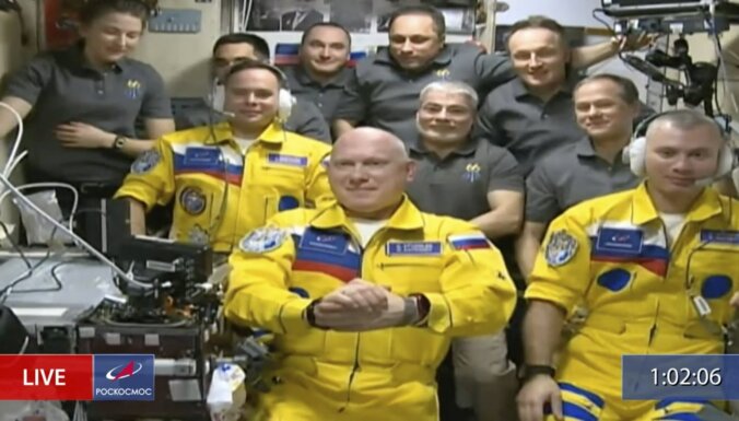 Trīs Krievijas kosmonauti SKS ierodas Ukrainas karoga krāsu kombinezonos