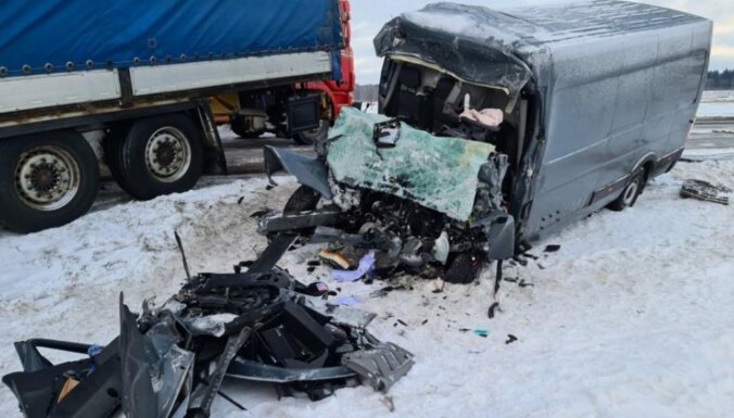 ФОТО. Эстония: в столкновении фуры и фургона погиб гражданин Латвии