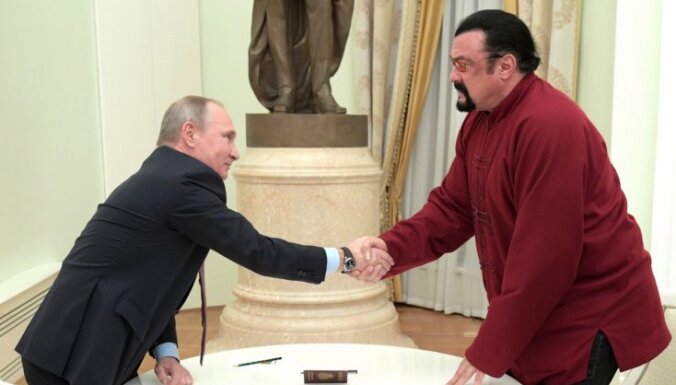 Foto: Putins pasniedz Krievijas pasi jaunajam tautietim Sīgalam