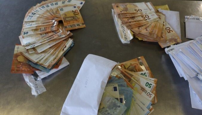ФОТО. У гражданина Литвы на границе изъяли мешки, в которых он перевозил 116 012 евро наличными