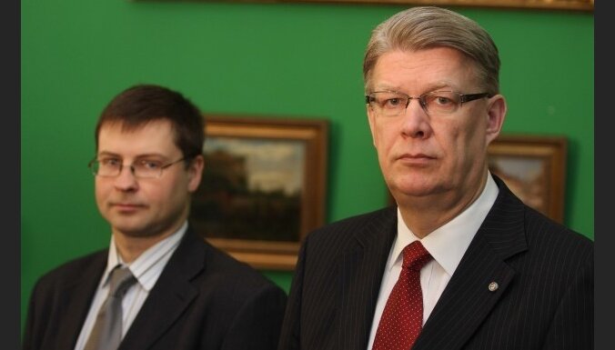 Zatlers arī Dombrovskim prasa novērst politizāciju ierēdņu apstiprināšanā