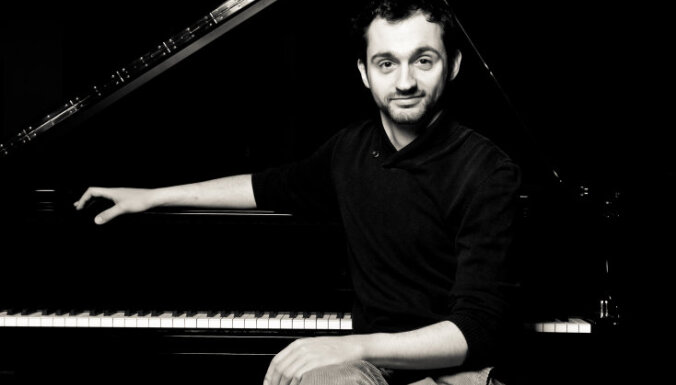 Pianists Eduards Grieznis izdevis Latvijas simtgadei veltītu solo albumu